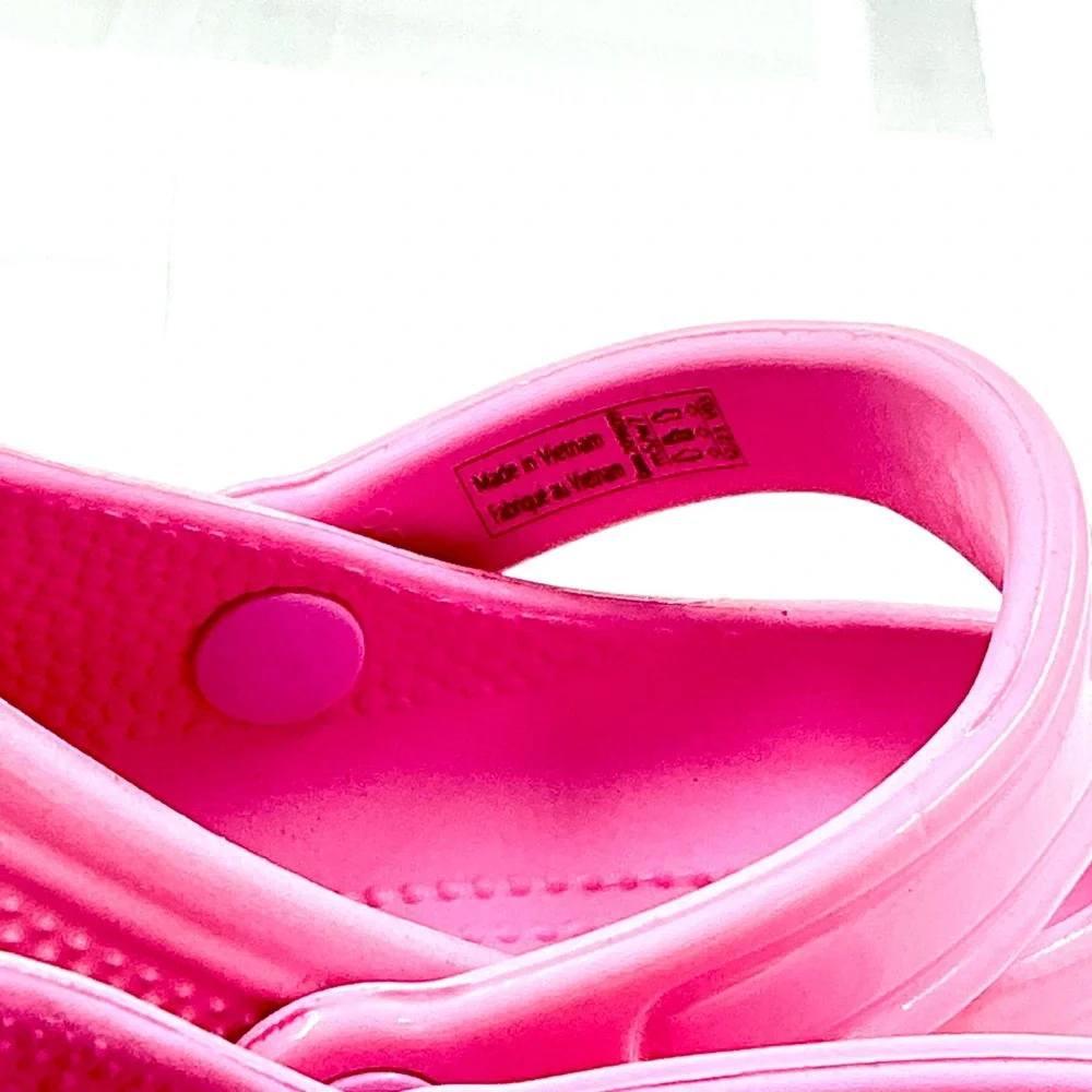 Crocs Girls Size 5 Classic Clog Pink Slip On Water Friendly NEW Kids $40